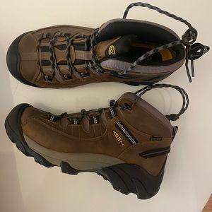 Keen Targhee II Mid Wide WP Hiking Boots. Men’s size 8.5 Wide. Worn a few times.